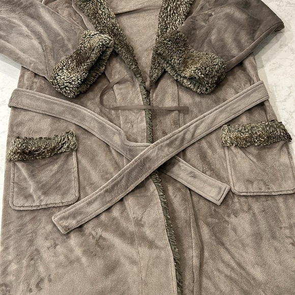 Pottery Barn Faux Fur Plush Hooded Bath Robe Medium - Picture 4 of 16